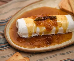 Queso de cabra con salsa caramelizada de cebolla y serrano