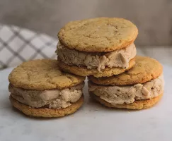 Thumbnail_500x400_Sándwich-de-galleta-con-helado-de-cafépng